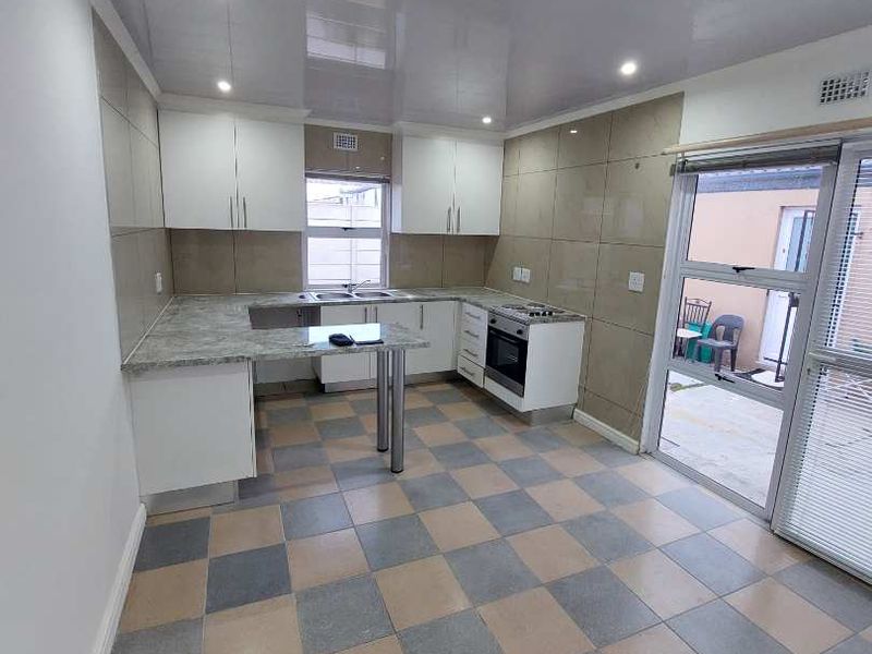 Spacious 1-Bedroom Separate Entrance for Rent in Sunnyside, Athlone - Photo 4