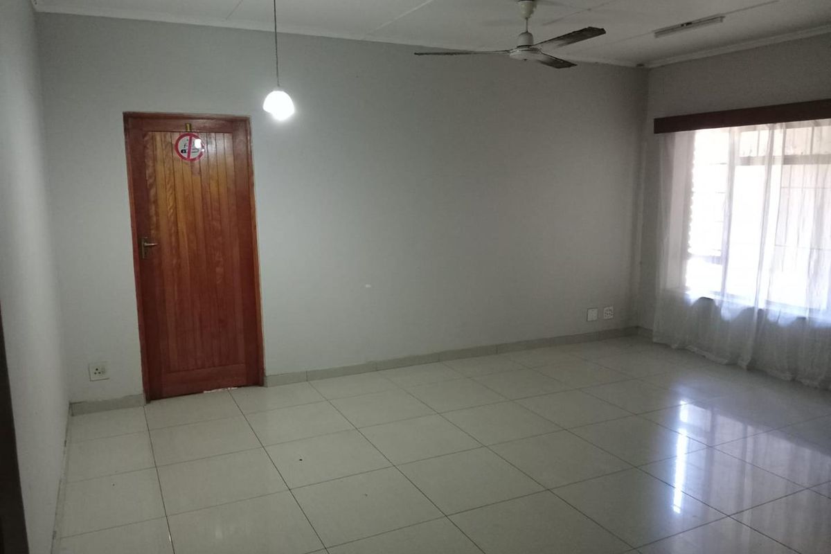 Comfortable Room for Rent in Arboretum with Shared Amenities - Photo 3