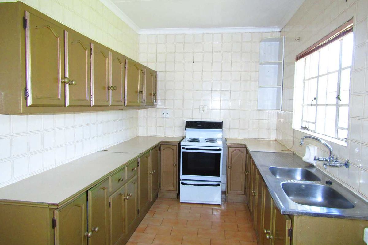 Charming two bedroom simplex in sought-after retirement village - Photo 3