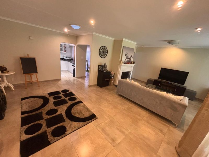 Spacious Family Townhouse To Rent in Secure Amberfield Estate, Hillcrest - Photo 5