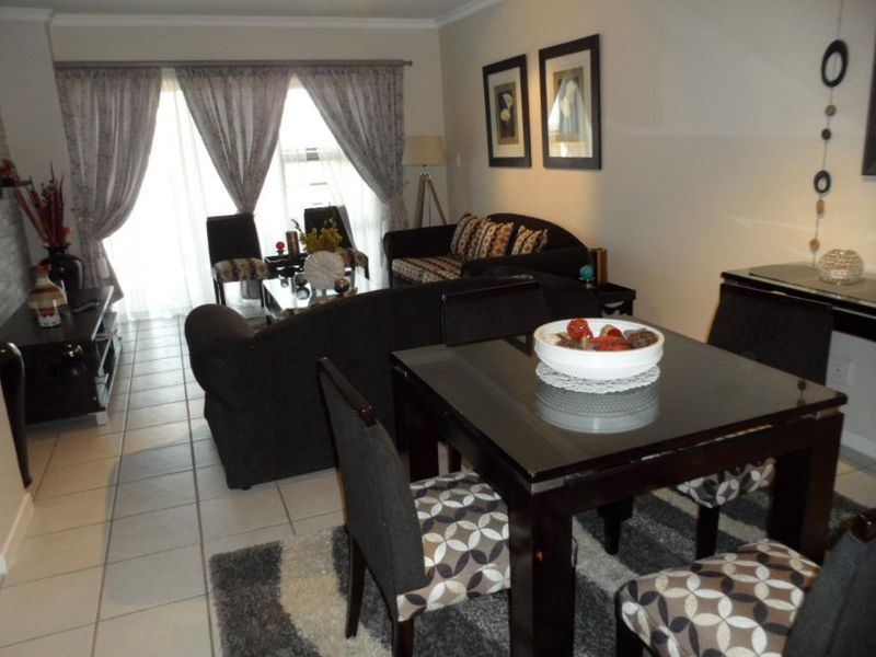 SOPHISTICATED 2 BED APARTMENT AT 77 ON GRAYSTON - Photo 9