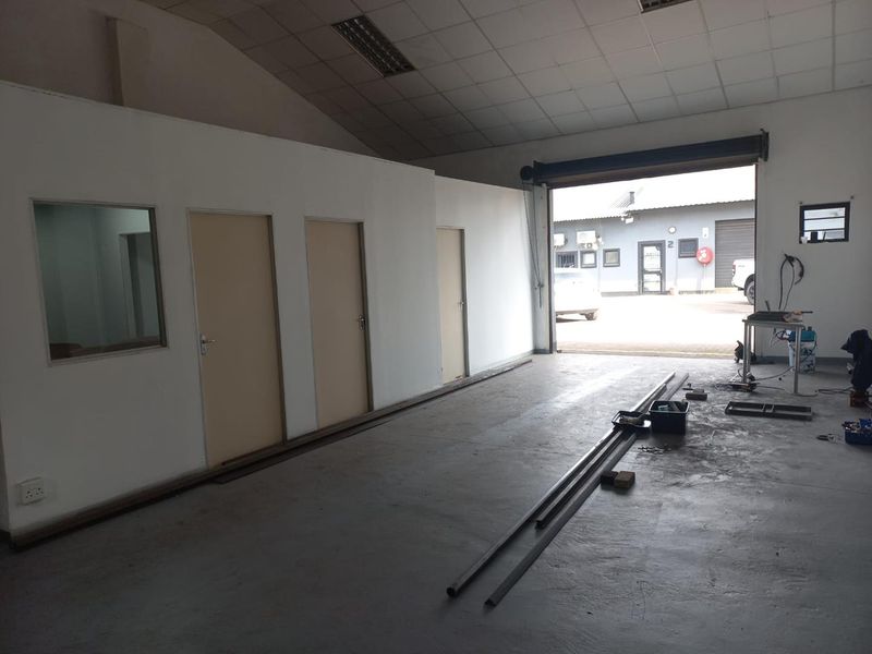 Position your business for success in this well-equipped industrial complex, designed to meet the demands of modern operations. - Photo 4