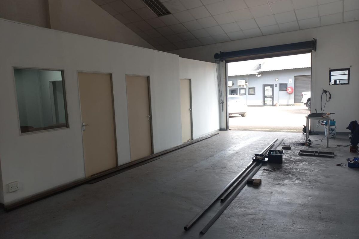 Position your business for success in this well-equipped industrial complex, designed to meet the demands of modern operations. - Photo 4