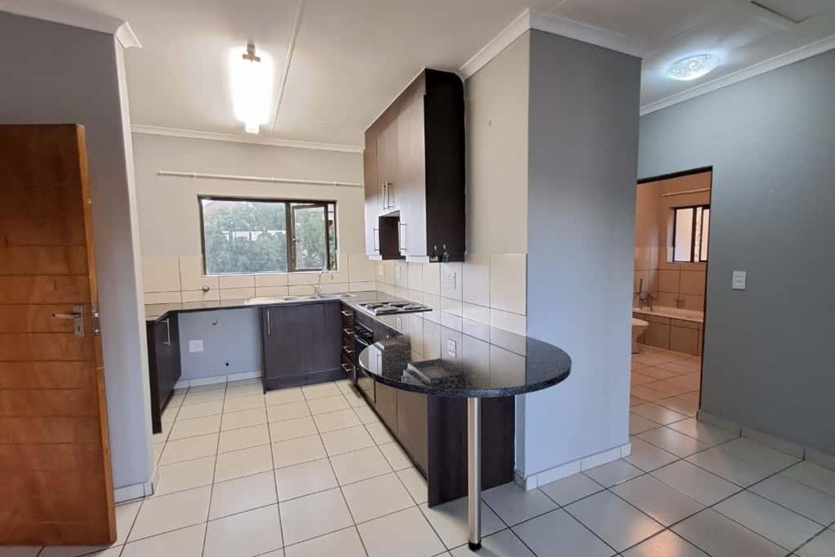 Modern Townhouse Near Malls & Schools, Pets Allowed! - Photo 5