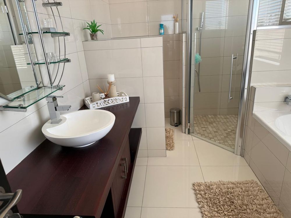 Bedroom 3 en-suite bathroom 