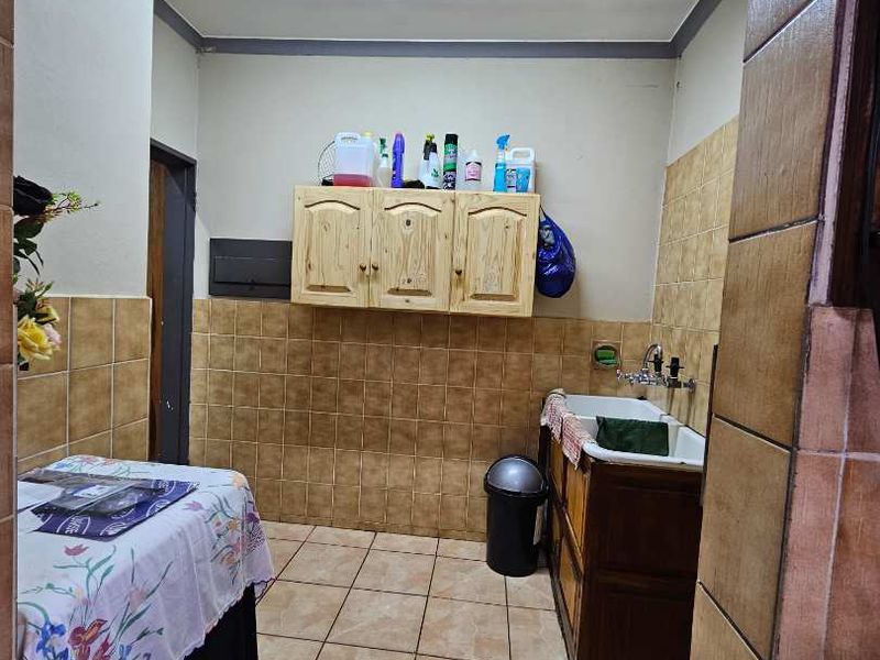 Spacious 3-Bdroom Home with swimming-pool and income generating Flatlet in Dorandia - Photo 8