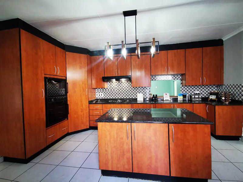 Exceptional Family Estate with Cottage, Flatlet & Entertainment Facilities - Photo 4