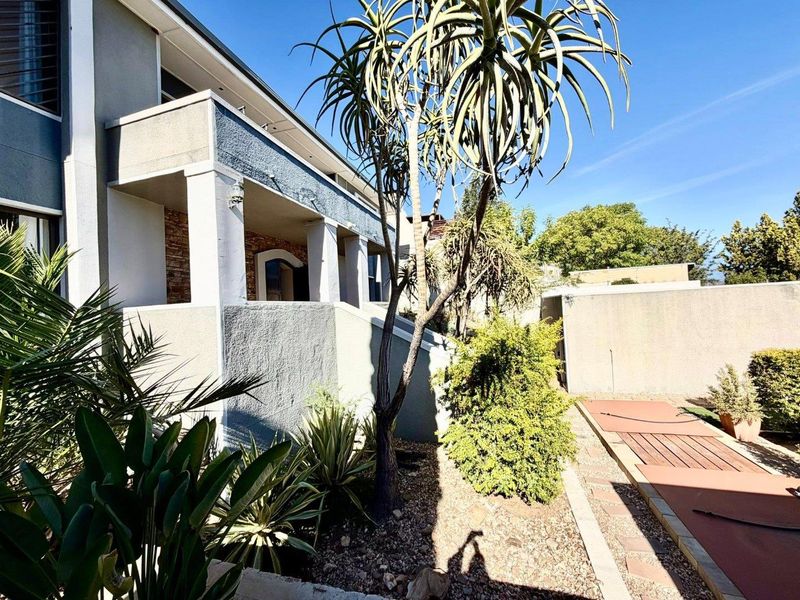4 Bedroom House For Sale in Luxury Hill - Photo 4