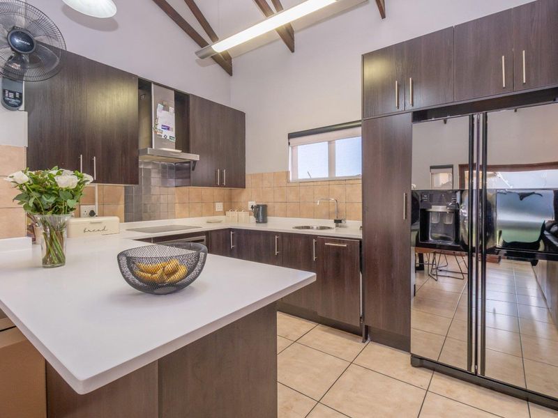 Magnificent lock-up-and-go home in sought-after Midstream. - Photo 9
