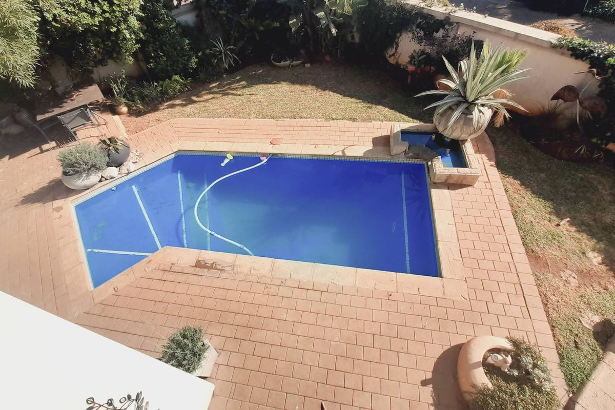 . "Your Dream Home: Balcony, Pool, Garden & Spacious Interiors" - Photo 3