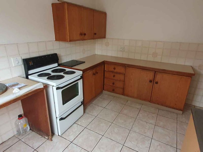 Cosy 3 bedroom, 1.5 bathroom unit for sale in Fleurhof Roodepoort - Photo 2