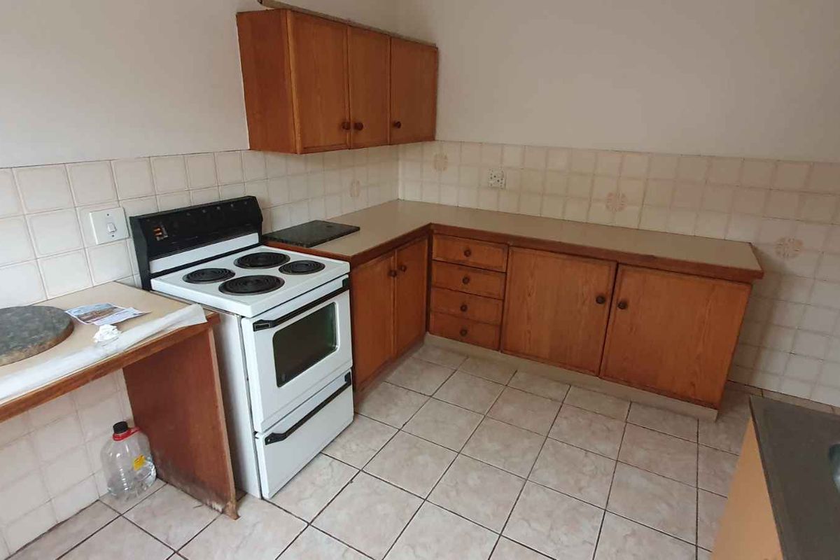 Cosy 3 bedroom, 1.5 bathroom unit for sale in Fleurhof Roodepoort - Photo 2