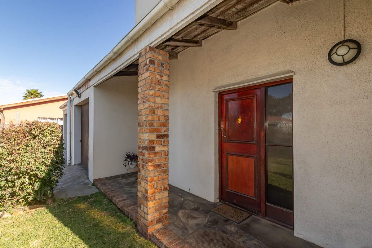 4 Bed Double Storey family home - Photo 3