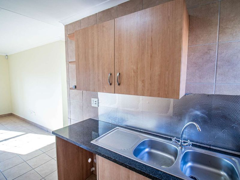 Your Dream Home Awaits: 3 Beds, Secure Access & Open-Plan Living - Photo 4