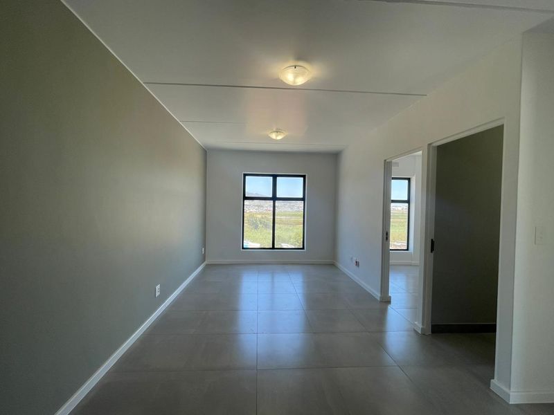 Brand New 2-Bedroom Apartment for Sale – River Views, Rivergate - Photo 2