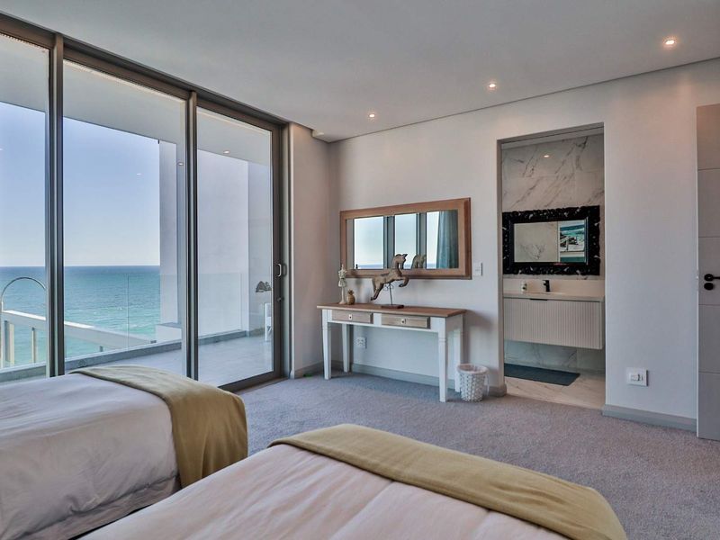 Imposing Coastal Mansion - Photo 8