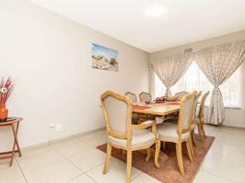 Spacious family home well located in Constantiakloof - Photo 3