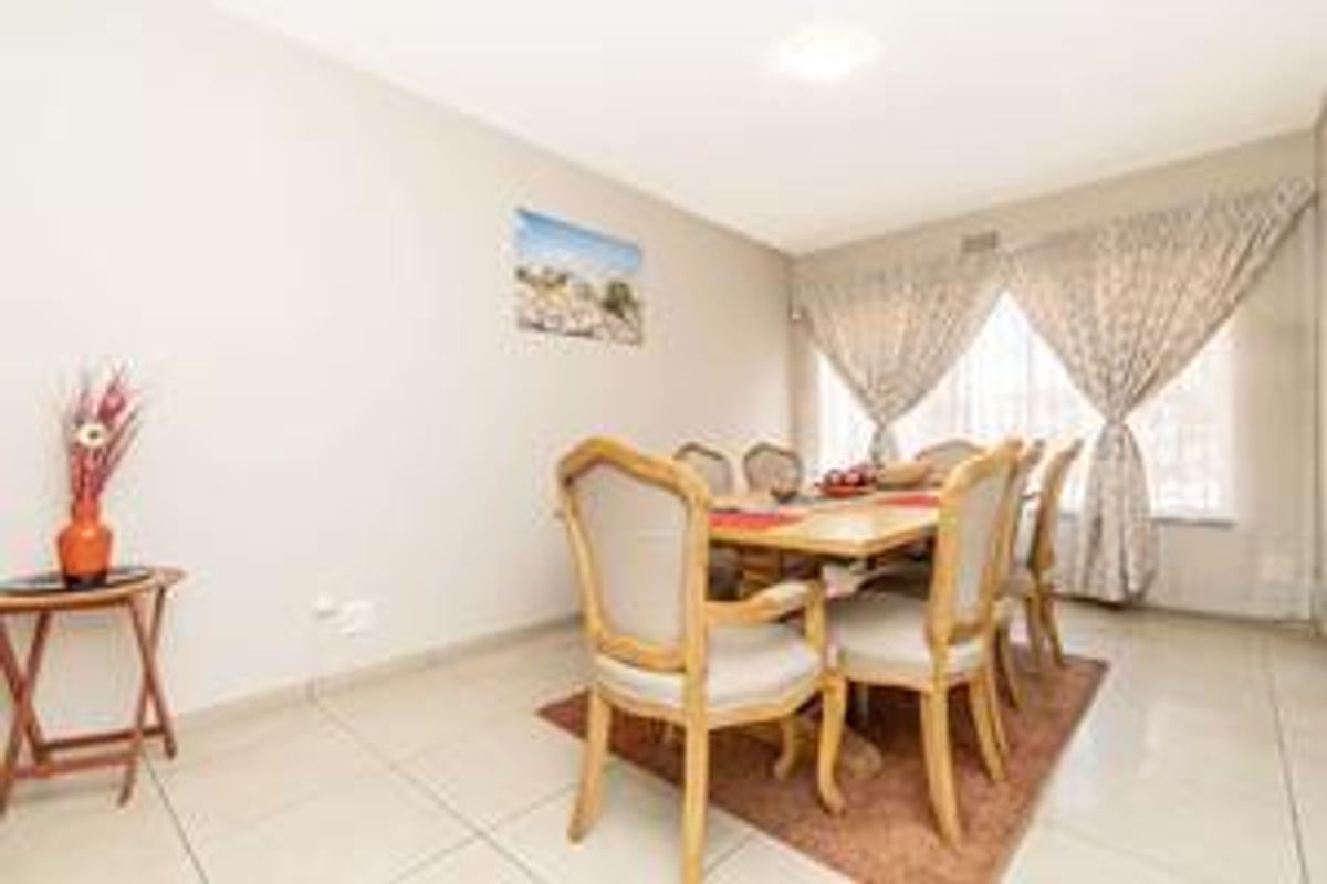 Spacious family home well located in Constantiakloof - Photo 3