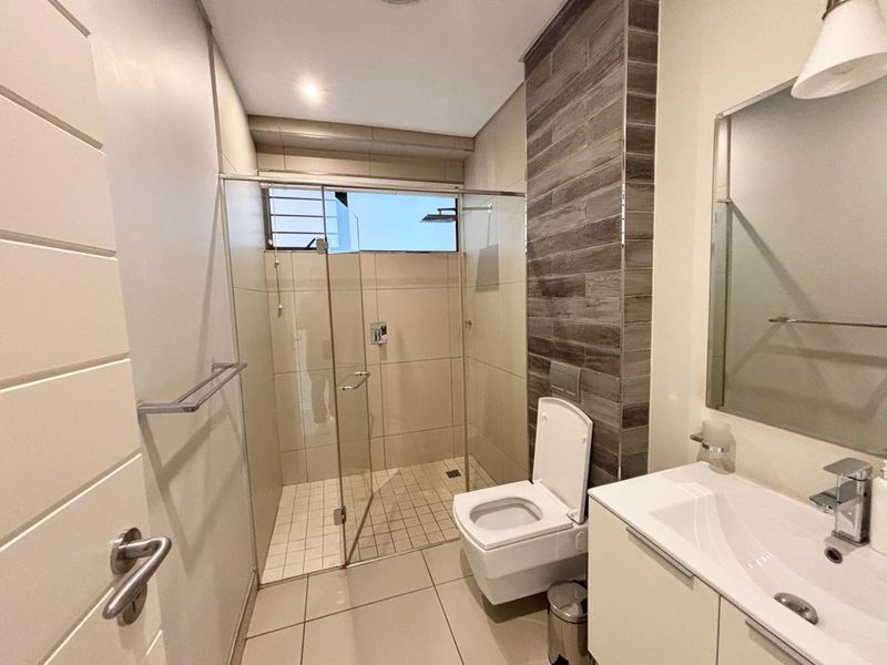 Modern, Light-Filled 2 Bedroom Apartment with Private Terrace – Farrarmere - Photo 10