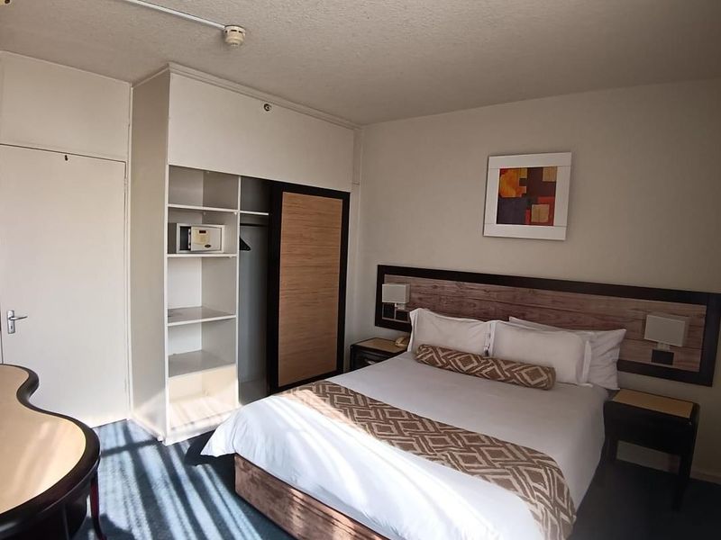 The Parktonian all suite 1 bedroom unit - Photo 2
