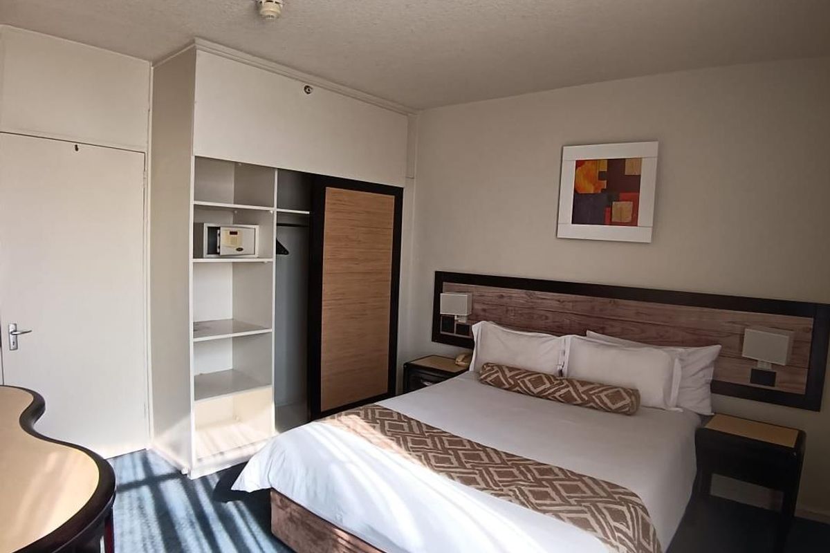 The Parktonian all suite 1 bedroom unit - Photo 2