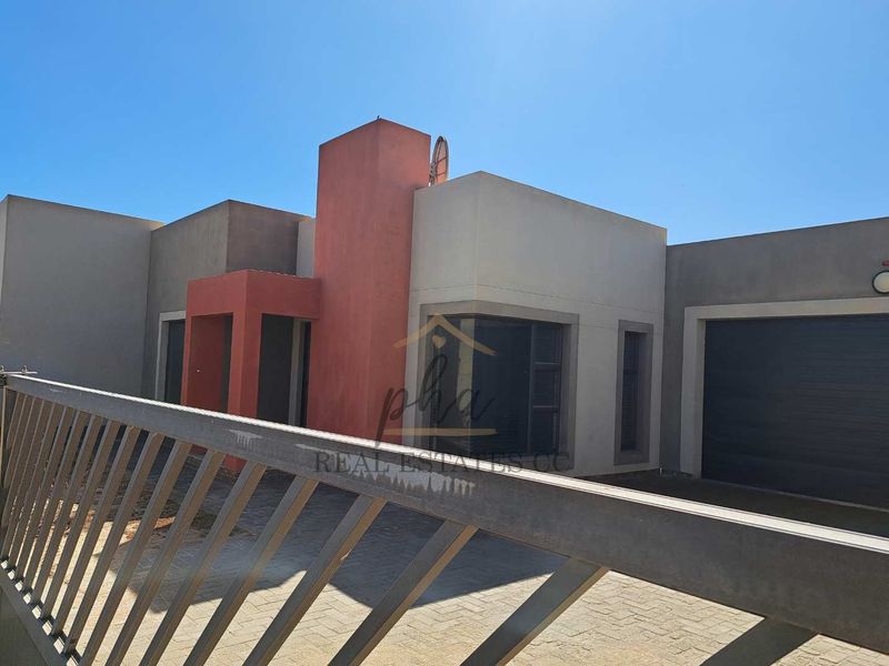 Walvis Bay: 4 Bedr Home with HUGE garage space is for Sale - Photo 2