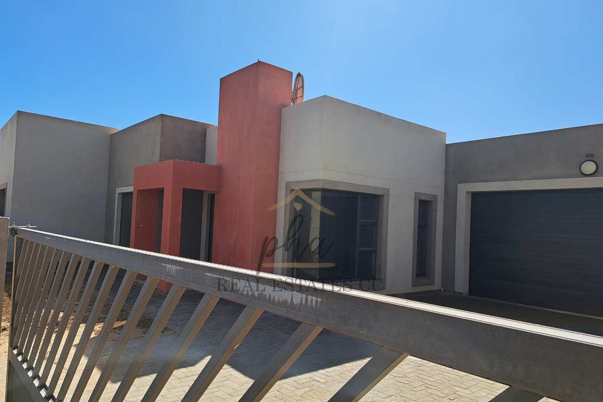 Walvis Bay: 4 Bedr Home with HUGE garage space is for Sale - Photo 2