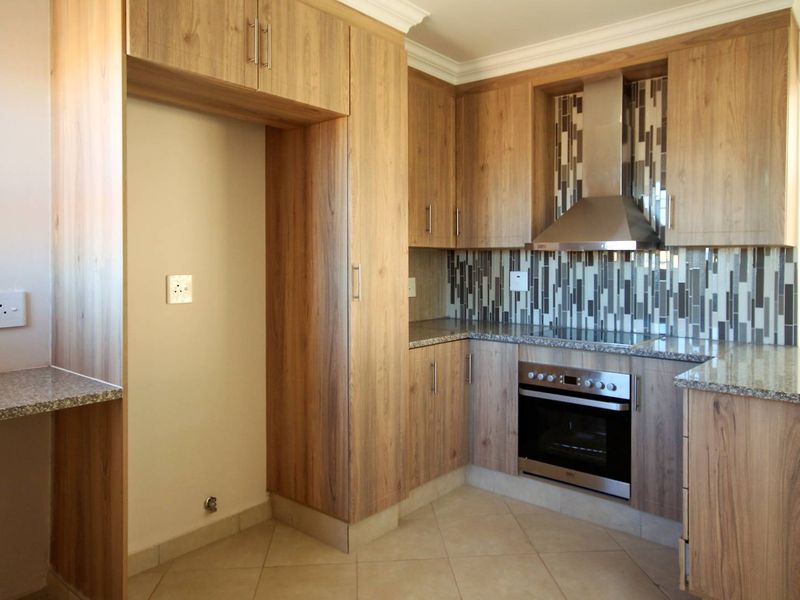 Spacious 3 Bedroom Duplex with Double Lockup Garage - Photo 4