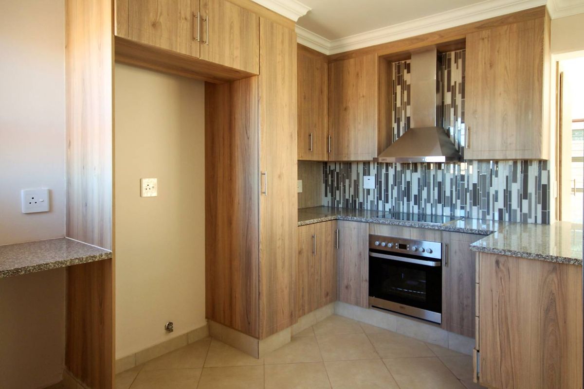 Very spacious Master & En-Suite with Neutral Décor! - Photo 5
