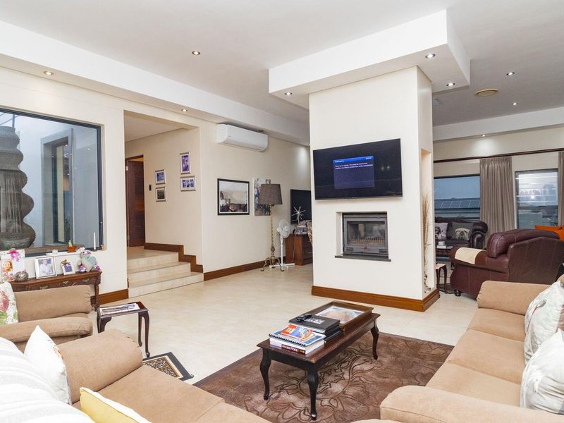 Stylish Indoor-Outdoor Living with Solar Efficiency in Baronetcy - Photo 7