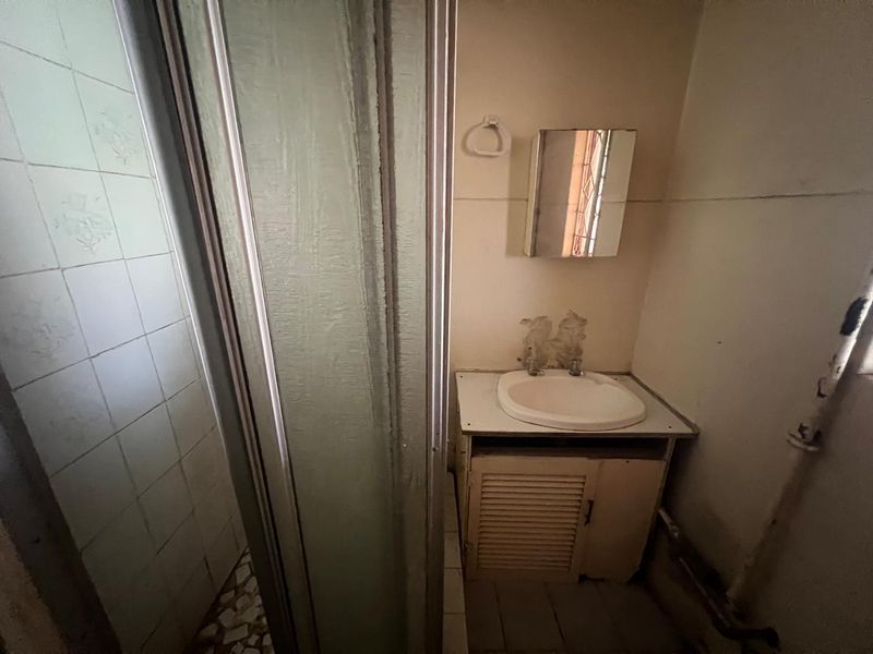 8 bedroom house neats a bit of TLC for student accomdatiomn - Photo 8