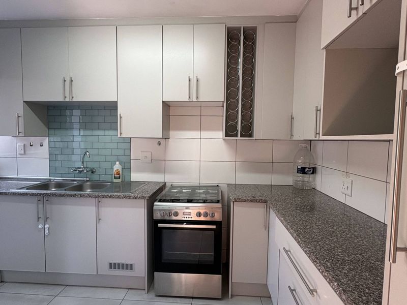 Gorgeous townhouse in well kept complex in Hennopspark! - Photo 6