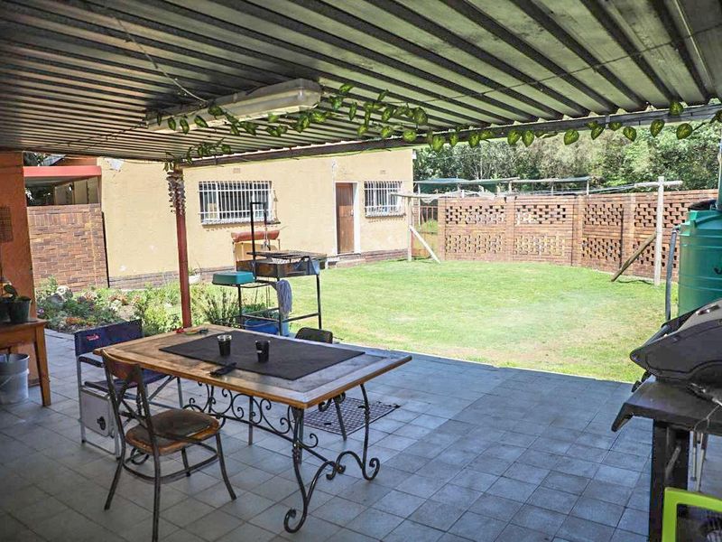 Spacious 4-Bedroom Family Home on a Large 2,250m2 Stand - Photo 5