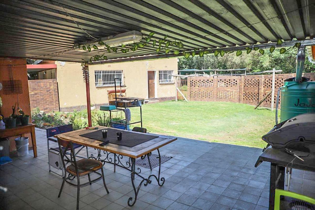 Spacious 4-Bedroom Family Home on a Large 2,250m2 Stand - Photo 5