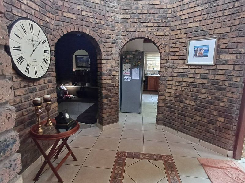 Exquisite Family Home - Photo 2