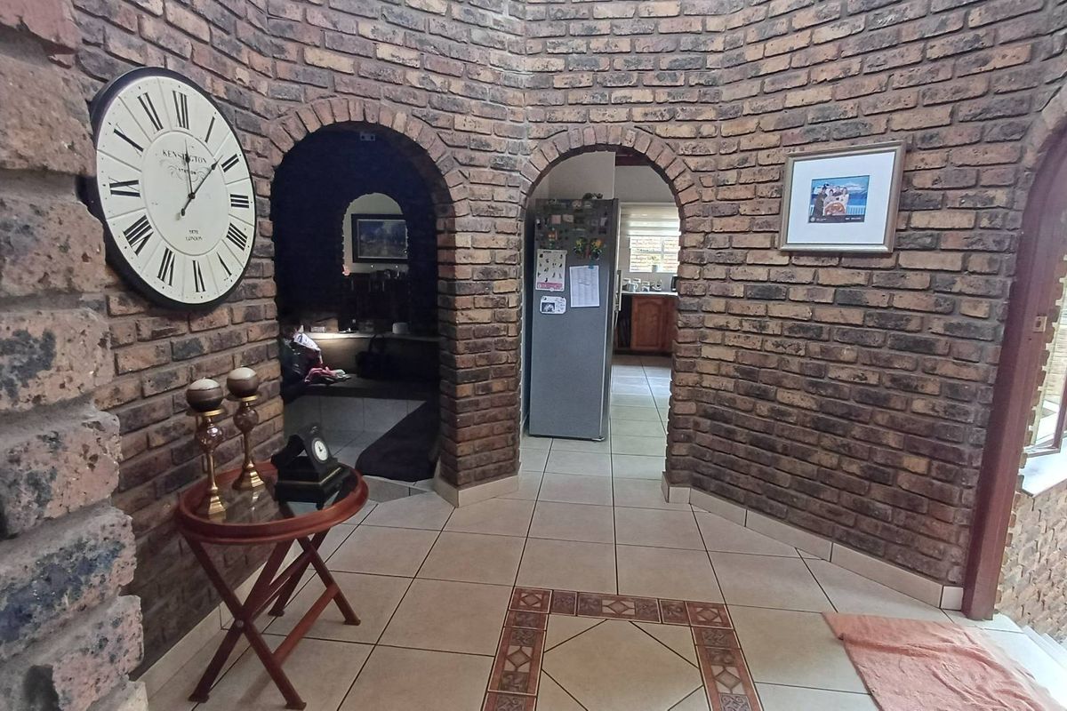 Exquisite Family Home - Photo 2