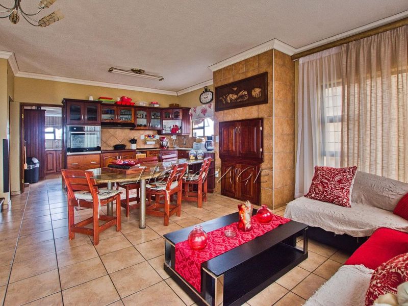 Ext 6, Beach Front, Henties Bay: HUGE 7 Bedr home with sea views for sale - Photo 5