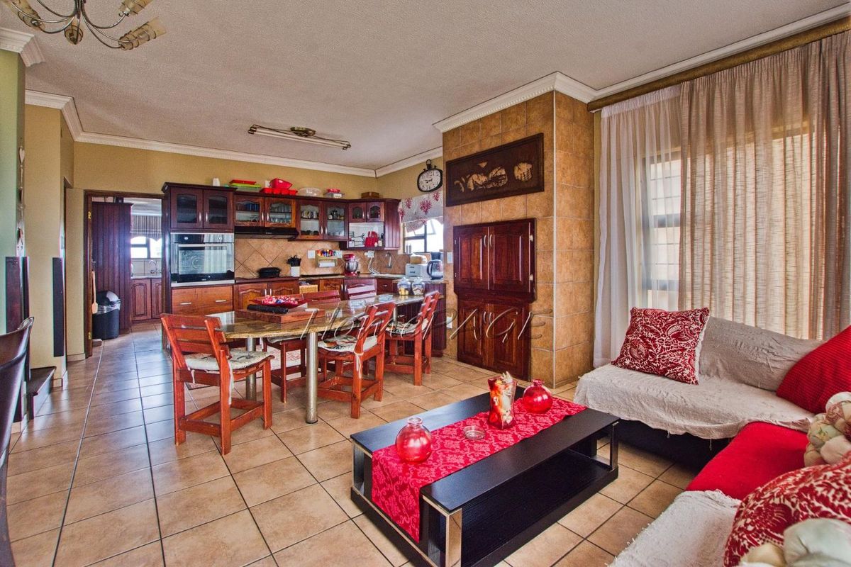 Ext 6, Beach Front, Henties Bay: HUGE 7 Bedr home with sea views for sale - Photo 5