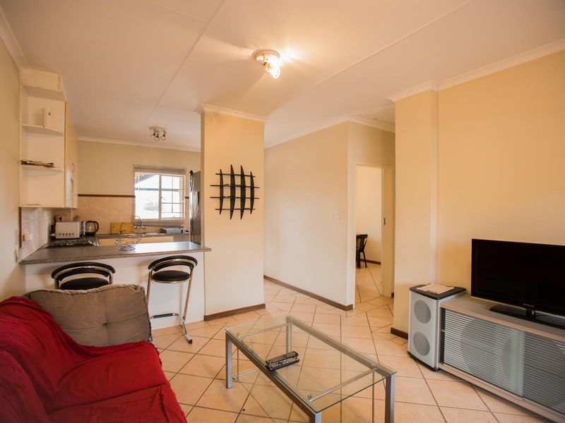 2 Bedroom Townhouse with a Covered Balcony - Photo 5