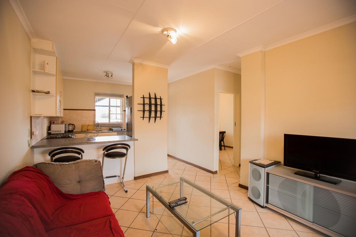 2 Bedroom Townhouse with a Covered Balcony - Photo 5