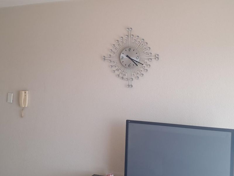 Spacious Apartment in Safe Complex! - Photo 8