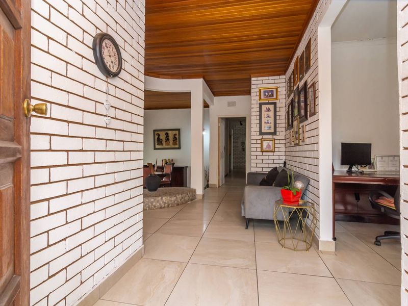 Ideal Family Home suited just for you - Photo 4