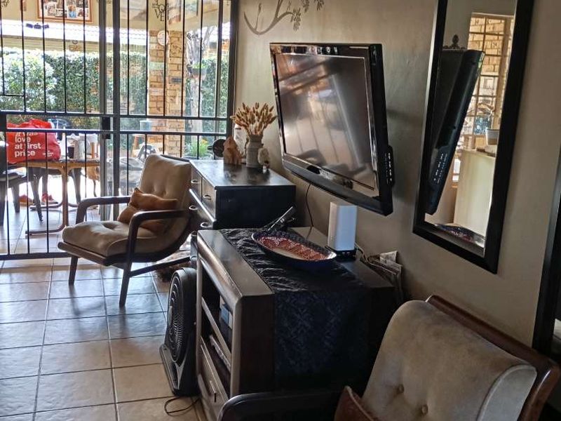 Beautiful 3-bedroom Townhouse in a well-maintained complex in Annlin. - Photo 4