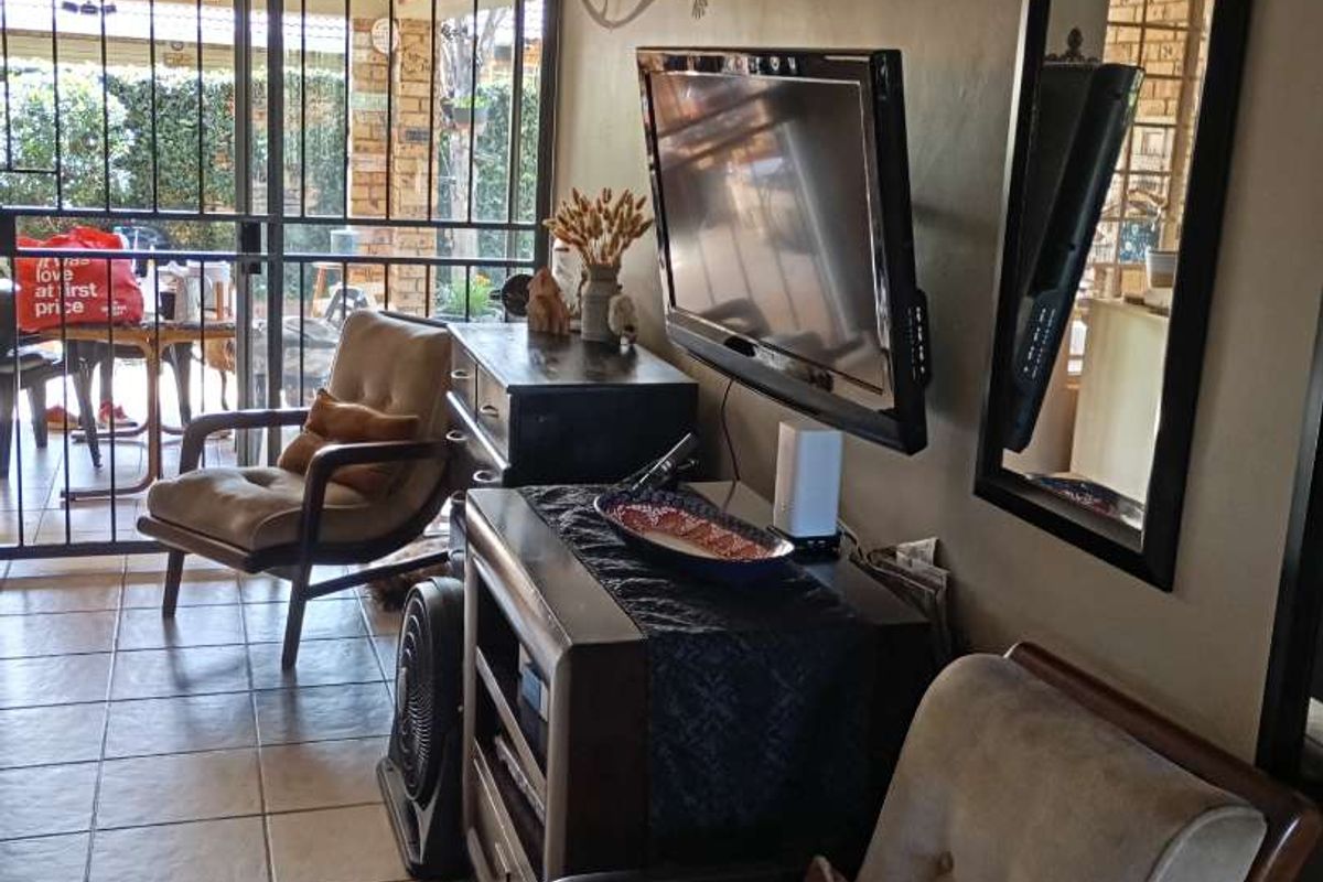 Beautiful 3-bedroom Townhouse in a well-maintained complex in Annlin. - Photo 4