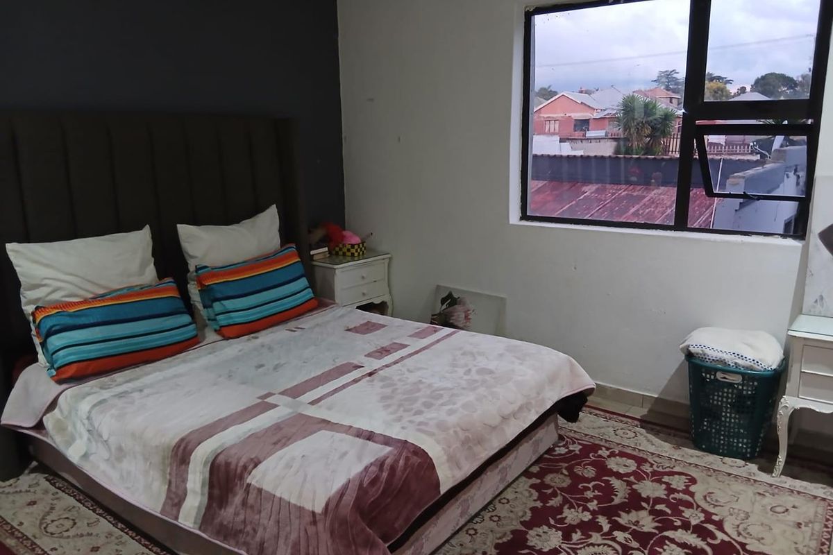 Large family home with 3 flatlets and extra accomodation. - Photo 3