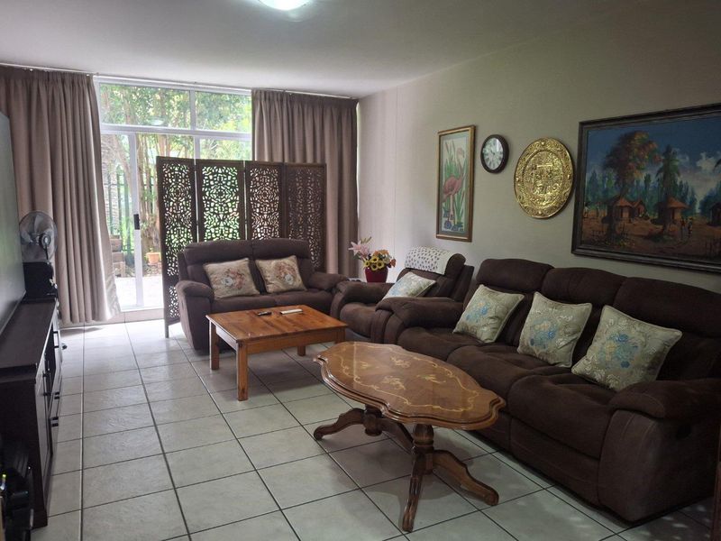 A BEAUTIFUL TWO BEDROOM UNFURNISHED GARDEN APARTMENT - Photo 7
