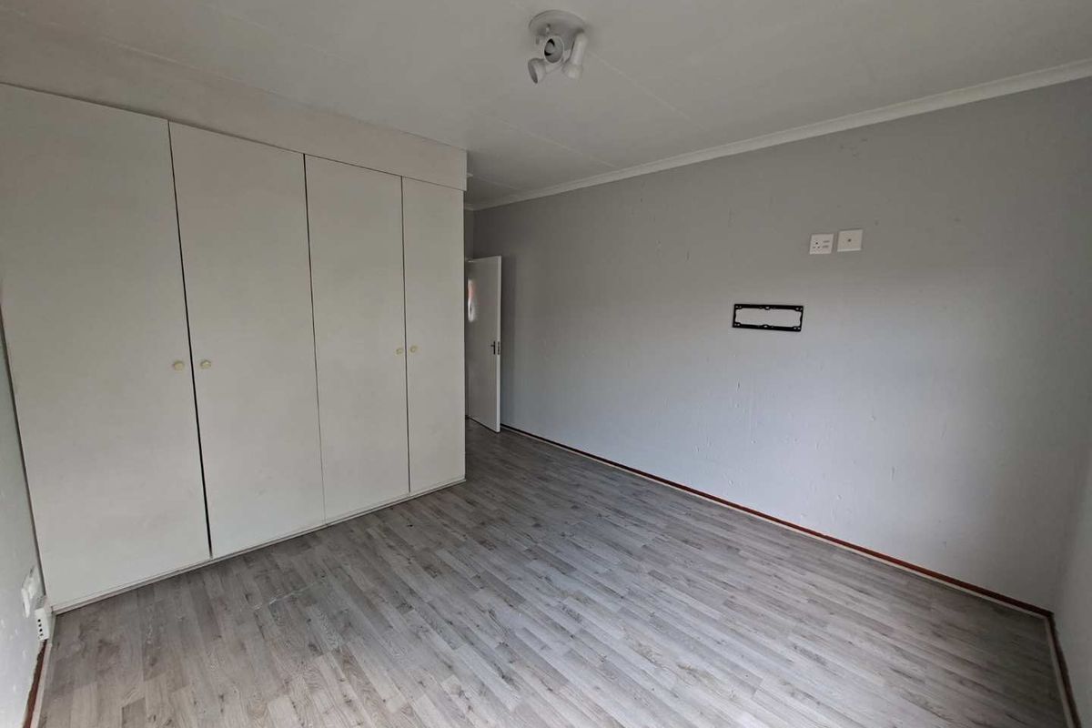 Perfect Lock-Up-and-Go Apartment in the Heart of Sunninghill - Photo 3
