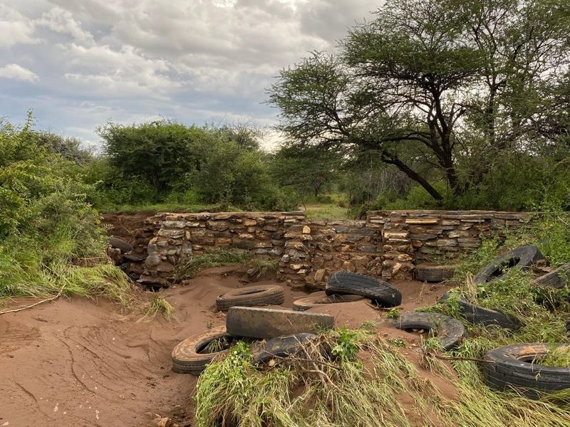 A 700 hectare farm just outside Outjo, where the bushveld opens into wide plains and clear skies, lies a well-developed farm — Ideal for irrigation & small stoc - Photo 5