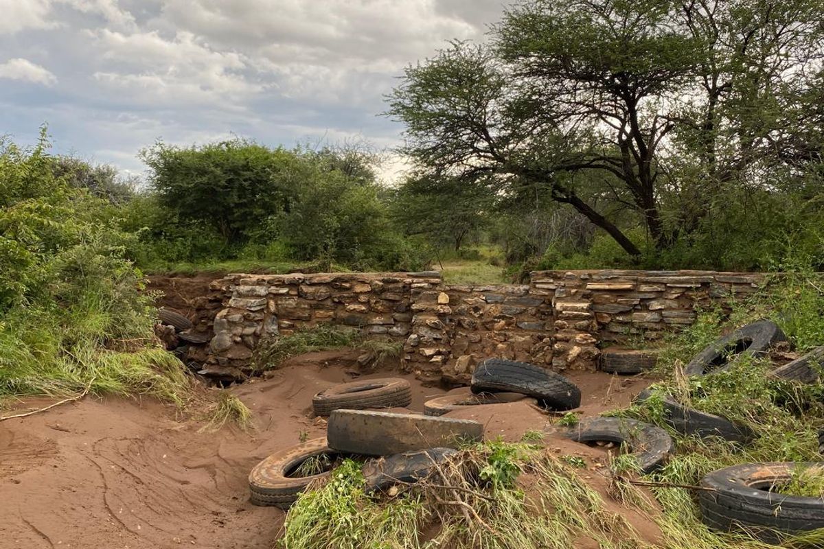 A 700 hectare farm just outside Outjo, where the bushveld opens into wide plains and clear skies, lies a well-developed farm — Ideal for irrigation & small stoc - Photo 5