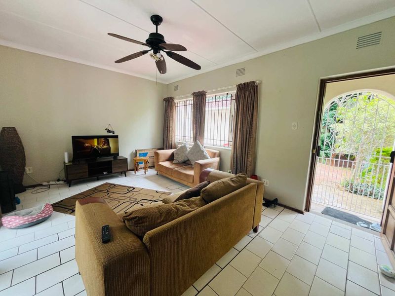 Hendra - 3-Bedroom Home with Flatlet, Double Garage and Pool in Sought-After Upper Glen Hills - Photo 4